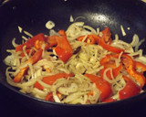 Foto del paso 2 de la receta: Contramuslos de pularda guisados con pimientos