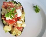 Une image de l'étape 2 de Salade de tomate, avocat et mozzarella.
