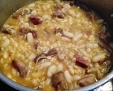 Foto del paso 5 de la receta: Caraotas o alubias blancas con oreja y jamón
