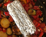 Foto del paso 3 de la receta: Ñoquis con verduras, gulas y huevos de codorniz