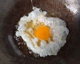 Foto langkah ke 1 dari resep Telur Ceplok Kecap Pedas.