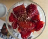 Foto del paso 5 de la receta: Copa de yogur de leche de búfala con frutillas, chocolate rallado y ♥️ de mantequilla de almendras 🍂