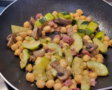 Foto del paso 5 de la receta: Salteado de calabacín, champiñones con jamón y garbanzos