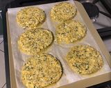 Une image de l'étape 6 de Galettes de courgettes bicolores au parmesan,ail et épices.