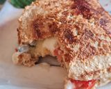 Foto del paso 5 de la receta: Sanguchito vegetariano 🥪 de pan de avena saciante y exprés relleno de queso y tomate 🧀 🍅