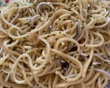 Foto del paso 3 de la receta: Espaguetis con gambas, gulas y un toque picante