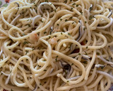 Foto del paso 3 de la receta: Espaguetis con gambas, gulas y un toque picante
