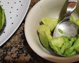 Foto del paso 2 de la receta: Aguacate con queso viejo tostado y espinacas