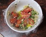 Foto del paso 2 de la receta: Pizza de rúcula, jamón serrano, aceitunas negras y tomates cherry macerados