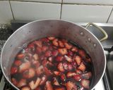 Foto del paso 3 de la receta: Dulce a base de vino tinto con frutillas