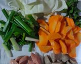Foto langkah ke 1 dari resep Sop Sayuran Bakso Sosis Menggugah Selera.