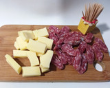 Foto del paso 2 de la receta: Aperitivo de fuet con queso