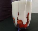 Foto langkah ke 2 dari resep Strawberry Smoothie.