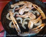 Foto del paso 2 de la receta: Arroz con manitas de conejo, cigalas, sepia y langostinos