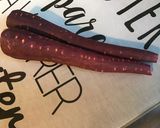 Une image de l'étape 1 de Tagliatelles de saucisses fumées aux carottes violettes et oignon rouge.