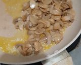 Foto langkah ke 2 dari resep Creamy Mushroom Sauce (Untuk Steak).