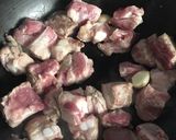 Foto del paso 3 de la receta: Costilla de puerco en salsa roja