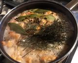 Une image de l'étape 2 de Bouillon de crevettes sauvages aux herbes aromatiques du jardin.