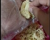 Foto langkah ke 4 dari resep Bola-Bola mie keju.