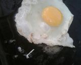 Foto del paso 3 de la receta: Bifes a la plancheta con huevos fritos y ensalada de tomate