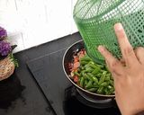 Foto langkah ke 3 dari resep Tumis Buncis Sosis Saos Tiram.