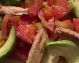 Foto del paso 3 de la receta: Ensalada de melva, aguacate, tomate, con queso de cabra tostado