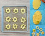 Foto langkah ke 3 dari resep Stained Glass Cookies.