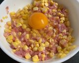 รูปขั้นตอนการทำที่ 1 ของ หมูทอดใส่ข้าวโพดโหระพา