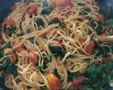 Spaghetti ze szpinakiem, pomidorkami, oliwkami i serem krok przepisu 4 zdjęcie