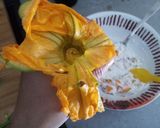 Foto del passaggio 2 della ricetta Fiori di zucca ripieni e impanati in friggitrice ad aria