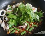 รูปขั้นตอนการทำที่ 2 ของ ข้าวราดหมึกผัดกะเพราถั่วฝักยาว