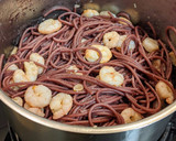 Foto del paso 3 de la receta: Spaghetti al vino tinto con gambas al ajillo