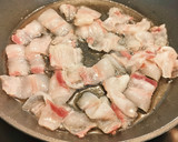 Foto del paso 2 de la receta: Coca de Cebolla caramelizada, Bacon y Papada ibérica