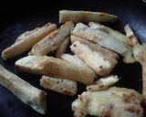 Foto del paso 1 de la receta: Bastones de yuca en salsa y cebolla caramelizada🌰🍅🍯!!!