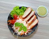 Hình bước làm 4 của món Ức gà áp chảo & salad bắp cải