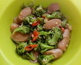 Foto langkah ke 4 dari resep Tumis Brokoli Sosis.