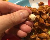 Foto del paso 3 de la receta: Almendras tostadas al merkén, ajo y hierbas