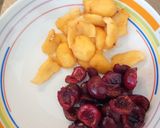 Foto del passaggio 2 della ricetta Yogurt alla frutta fresca: Ciliegie, Nespole, Giuggiole e menta fresca