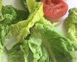 Foto del paso 2 de la receta: Tostados de J y Q lechuga y Tomate en Pan Negro