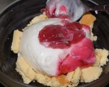 Foto del paso 2 de la receta: Yogur con duraznos, mermelada y pionono para desayunar