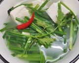 Hình bước làm 2 của món Canh hẹ tàu hủ