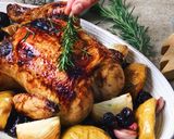 Foto del paso 3 de la receta: Pollo asado con manzana y ciruelas. Recetas Navideña