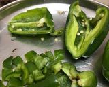 मसालेदार बेसन शिमला मिर्च (Masaledar Besan Shimla mirch recipe in Hindi) रेसिपी चरण 1 फोटो