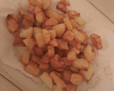Foto del paso 3 de la receta: Patatas fritas aliñadas al ajillo
