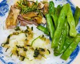 Hình bước làm 8 của món Gà luộc nguyên con không cần nước, thái kiểu lóc xương không cần chặt, và nước dùng gà ngon từ xương