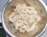 รูปขั้นตอนการทำที่ 2 ของ แกงส้มมะละกอ ดอกแค ไข่ชะอม ปลา+กุ้ง