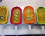 Foto del paso 3 de la receta: Polos de naranja y kiwi en moldes Lékué