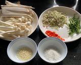 Hình bước làm 2 của món Nấm xào lá chanh