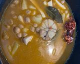 Foto del paso 4 de la receta: Garbanzos con chocos y patatas