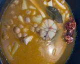 Foto del paso 4 de la receta: Garbanzos con chocos y patatas